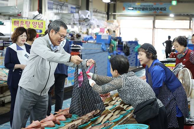전통시장에서 장보기 하는 김홍규 시장 [강릉시 제공. 재판매 및 DB 금지]