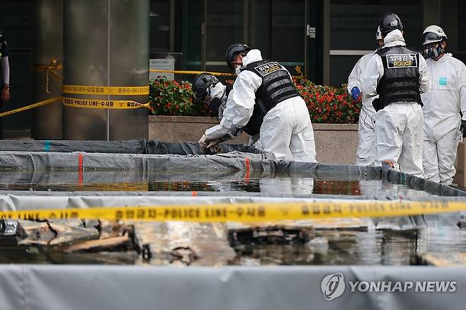 국정자원 배터리 살피는 감식반 (대전=연합뉴스) 이주형 기자 = 30일 오전 대전 유성구 국가정보자원관리원(국정자원) 화재 현장에서 감식 관계자들이 불이 붙었던 무정전·전원 장치(UPS)용 리튬이온배터리의 상태를 살피고 있다.
    앞서 지난 26일 정부 전산시스템이 있는 국정자원에서 리튬이온배터리 화재가 발생해 정부 전산 서비스가 대규모로 마비된 바 있다. 2025.9.30 coolee@yna.co.kr