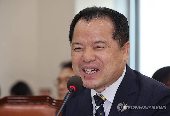 질의에 답하는 위철환 후보자 (서울=연합뉴스) 박동주 기자 = 위철환 중앙선거관리위원 후보자가 1일 서울 여의도 국회 행정안전위원회 전체회의에서 열린 인사청문회에서 의원 질의에 답하고 있다. 2025.10.1 pdj6635@yna.co.kr