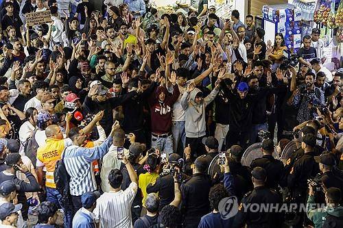 보건·교육 개혁을 촉구하며 모로코 수도 라바트에서 시위중인 청년들  [AFP 연합뉴스 자료사진. 재판매 및 DB금지]