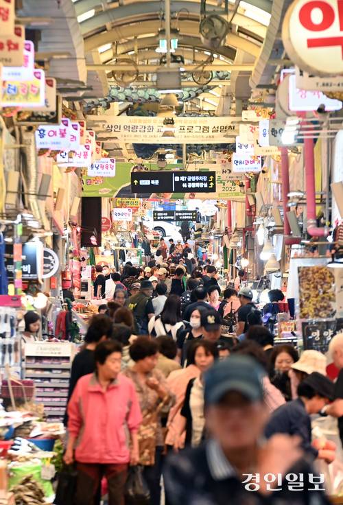 추석 연휴 시작을 이틀 앞둔 1일 오후 인천시 미추홀구 용현시장이 제수용품과 식재료를 사러 나온 방문객들로 북적이고 있다. 2025.10.1 /조재현기자 jhc@kyeongin.com