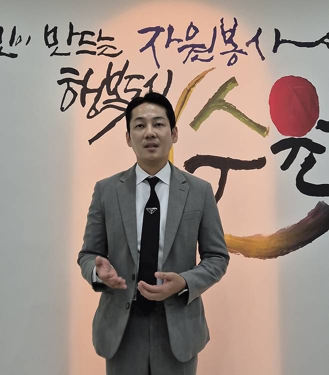 ▲ 청년 임직원들의 사회공헌을 적극 추진하고 있는 완미족발 장형희 대표(40)가 지난 9월 29일 인천일보와 인터뷰 하고 있다.