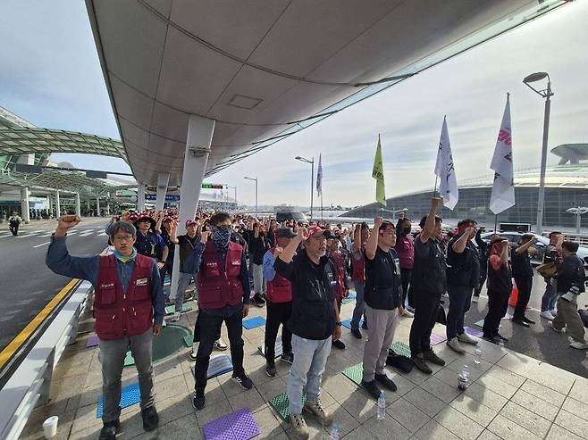 ▲ 2일 오전 인천 중구 운서동 인천국제공항 제1여객터미널 3층에서 공공운수노조 인천공항지역지부는 전면파업 2일차를 맞아 '2025 총파업 결의대회'를 가지고 있다. /사진제공=공공운수노조 인천지역본부
