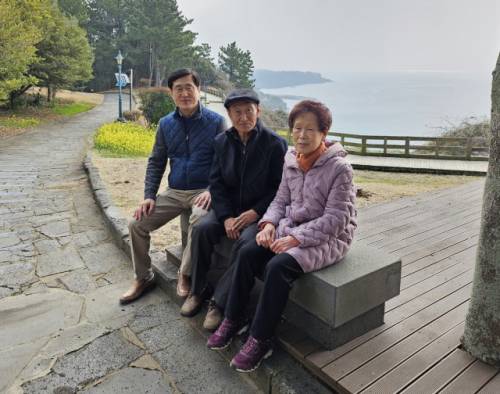 ◇지형근 삼성물산 부사장이 펼치고 있는 나눔의 뿌리인 부모님과 함께 찍은 사진