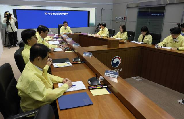 윤호중 행정안전부 장관이 1일 서울 종로구 정부서울청사에서 국가정보자원관리원 행정정보 시스템 화재 관련 중앙재난안전대책본부 7차 회의를 주재하고 있다. 연합뉴스