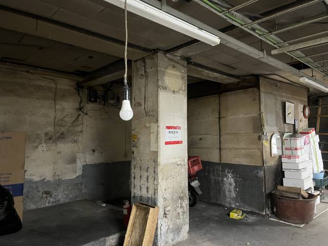 새길시장 1층에 있는 기둥 곳곳에서도 균열이 보였다. 정두나 기자