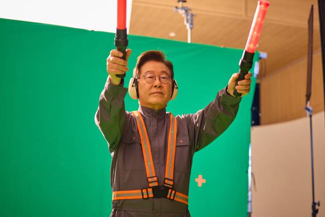 대통령실은 2일 이재명 대통령의 APEC 홍보영상 촬영 비하인드 컷을 SNS에 공개했다. 연합뉴스