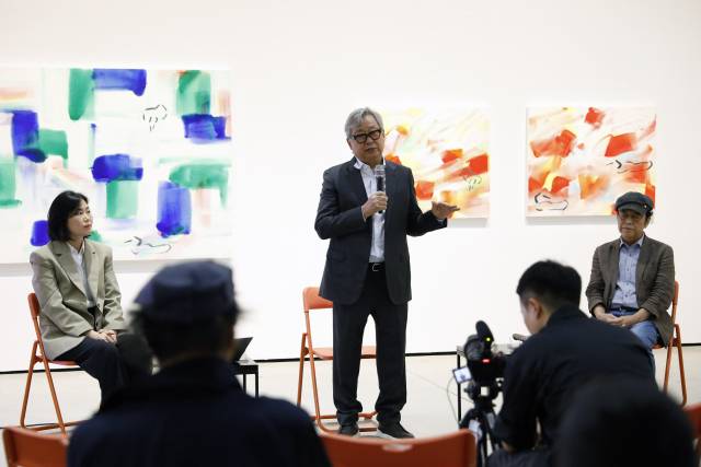 이강소 작가가 최근 대구미술관에서 열린 기자간담회에서 회고전에 대해 설명하고 있다. 대구미술관 제공