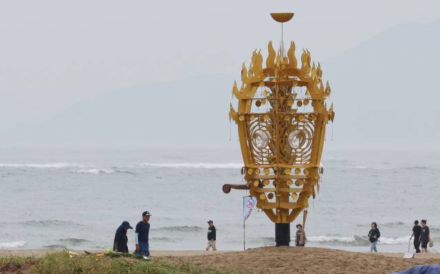 2025 바다미술제에 작품이 설치돼 관람객을 기다리고 있다. 17개국 38명의 작가가 참여하는 이번 미술제는 지난달 27일 시작해 이달 11월 2일까지 열린다. 다대포해수욕장에서 열리는 것은 6년 만이다. ‘김상돈, 알 그리고 등대’. 정종회 기자 jjh@
