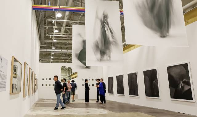 제9회 부산국제사진제가 지난달 24일 부산 수영구 'F1963 석천홀'에서 개막해 관람객들이 작품을 감상하고 있다. 이번 전시는 총 3개의 전시장에서 24개국 200여 명의 사진가 작품을 만나 볼 수 있다. 김종진 기자 kjj1761＠