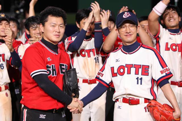 프로야구 레전드 최동원과 선동열의 선발 맞대결을 그린 영화 '퍼펙트 게임' 스틸컷. 오는 18일 부산영화체험박물관에서 개막하는 'BNK부산은행과 함께하는 시민스포츠영화제' 개막작으로 상영된다. 롯데엔터테인먼트 제공