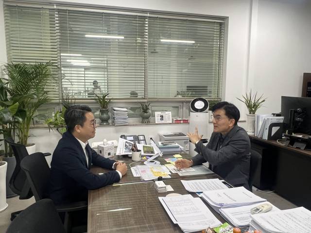 비온미디어 심준식(왼쪽) 대표와 부산기술창업투자원 서종군 원장이 대화를 나누고 있다. 비온미디어 제공