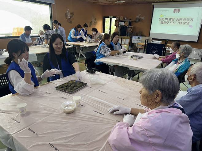 한국문화예술위원회(아르코·ARKO)는 지난달 30일 추석 명절을 앞두고 ‘1사 1촌’ 자매결연 마을인 나주시 명하쪽빛마을을 찾아 교류 활동을 진행했다.