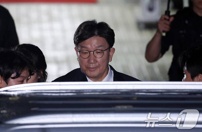 권성동 국민의힘 의원이  지난달 16일 오후 서울 서초구 중앙지방법원에서 '통일교 불법 정치자금 수수' 의혹(정치자금법 위반 혐의) 관련 구속 전 피의자 심문(영장실질심사)를 마치고 나오고 있다. 2025.9.16/뉴스1 ⓒ News1 김명섭 기자