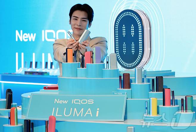 5일 오전 서울 중구 을지로 롯데호텔 서울 크리스탈볼룸에서 모델들이 한국필립모리스의 궐련형 전자담배 기기 '아이코스 일루마 i(IQOS ILUMA i)' 시리즈를 소개하고 있다. 한국필립모리스의 신제품 '아이코스 일루마 i 프라임'과 '아이코스 일루마 i'는 홀더에 장착된 터치스크린으로 기기의 예열 상태를 비롯해 잔여 사용 시간과 잔여 사용 횟수 확인이 가능하며 일시정지 모드를 통해 최대 8분간 기기 사용을 일시정지 할 수 있다. 또한 플렉스 퍼프 기능을 통해 사용자별 사용 패턴과 흡입 속도 차이를 고려해 개개인의 사용 패턴을 분석해 최대 6분간 4회까지 추가 흡입이 가능하다. 2025.2.5/뉴스1 ⓒ News1 박정호 기자