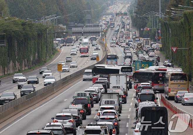 추석 연휴를 하루 앞둔 2일 오후 서울 서초구 경부고속도로 잠원IC 부산방향이 귀성길을 떠나는 차량으로 정체되고 있다. 2025.10.2/뉴스1 ⓒ News1 장수영 기자