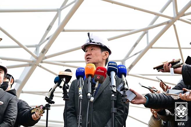 축구협회 정몽규 회장이 천안축구종합센터에서 인터뷰하는 모습. 제공 | 대한축구협회