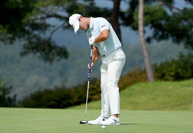 배용준이 2일 열린 KPGA 투어 경북오픈 2라운드 11번 홀에서 퍼팅을 하고 있다. 사진 | KPGA