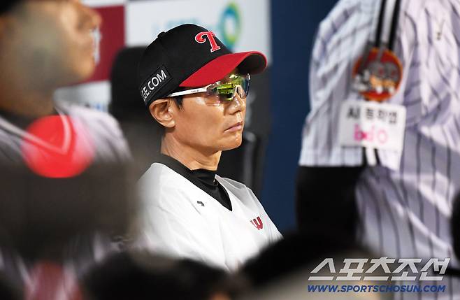 경기 내내 굳어있던 염 감독의 표정.