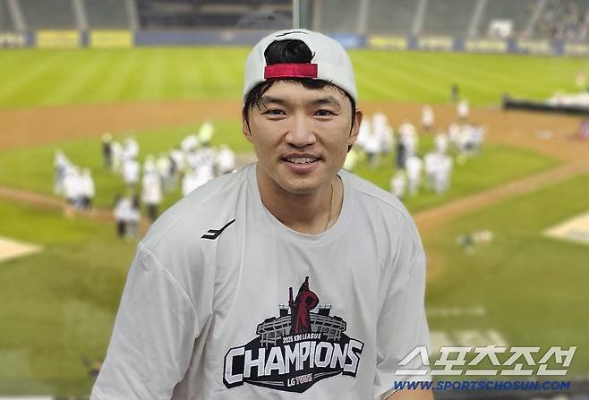 박해민이 우승 세리머니 후 인터뷰를 하며 밝게 웃고 있다. 잠실=권인하 기자