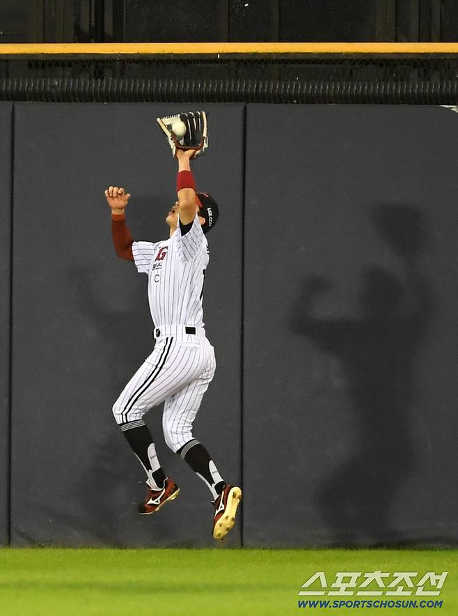 1일 잠실구장에서 열린 LG 트윈스와 NC 다이노스의 경기. 4회초 2사 1,2루 NC 김주원 안타성 타구를 LG 중견수 박해민이 잡아내고 있다. 잠실=박재만 기자 pjm@sportschosun.com/2025.10.01/