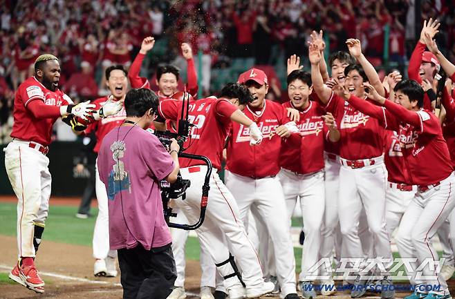 1일 인천 SSG랜더스필드에서 열린 KBO리그 SSG와 한화의 경기. 9회말 SSG 이율예가 끝내기 투런홈런을 날렸다. 환호하고 있는 이율예. 인천=송정헌 기자songs@sportschosun.com/2025.10.01/