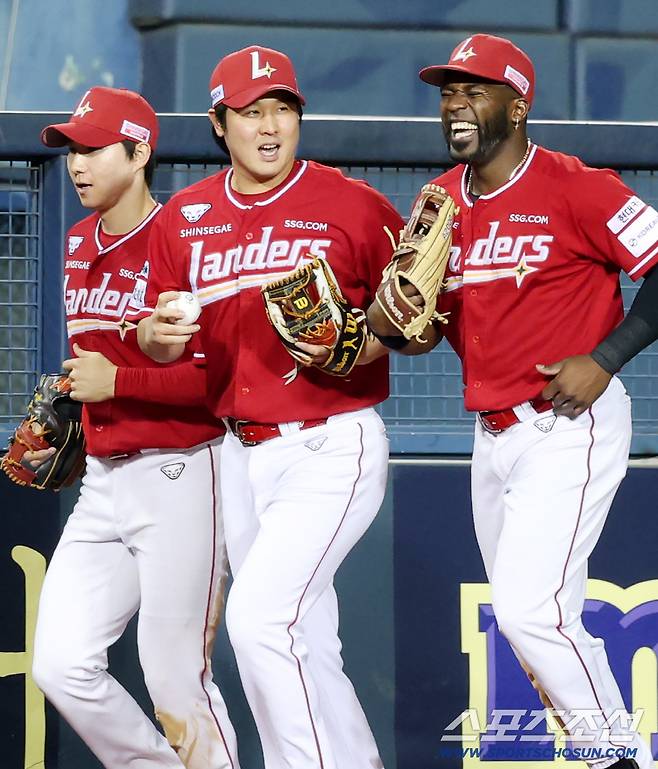 27일 서울 잠실구장에서 열린 SSG-두산전. 7회말 2사 1루 안재석의 파울플라이를 그물망 앞에서 잡아낸 3루수 최정이 박성한, 에리디아와 함께 웃으며 들어오고 있다. 잠실=정재근 기자 cjg@sportschosun.com/2025.9.27/