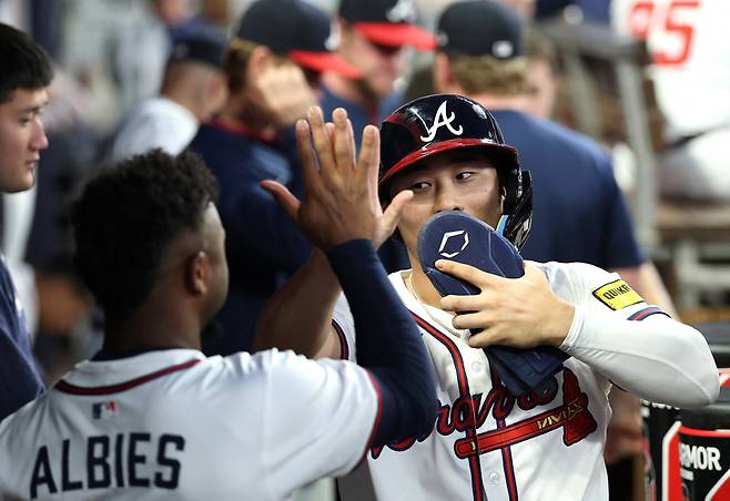 ATLANTA, GEORGIA - SEPTEMBER 22: Ha-Seong Kim #9 of the Atlanta Braves reacts with Ozzie Albies #1 after scoring on a RBI double by Michael Harris II #23 in the second inning against the Washington Nationals at Truist Park on September 22, 2025 in Atlanta, Georgia.   Kevin C. Cox/Getty Images/AFP (Photo by Kevin C. Cox / GETTY IMAGES NORTH AMERICA / Getty Images via AFP)







<저작권자(c) 연합뉴스, 무단 전재-재배포, AI 학습 및 활용 금지>