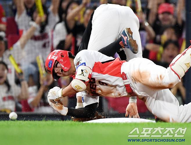 1일 광주 기아챔피언스필드에서 열린 KT-KIA전. 1회말 무사 1, 2루 윤도현이 2타점 3루타를 치고 허경민의 발에 왼손이 밟히며 고통스러워하고 있다. 광주=정재근 기자 cjg@sportschosun.com/2025.10.1/