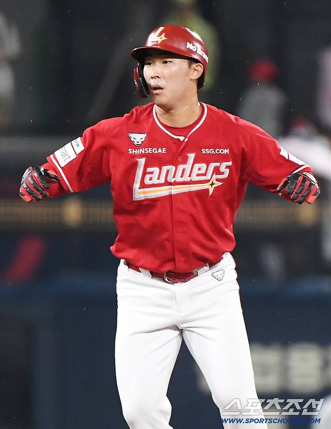 2일 광주 기아챔피언스필드에서 열린 SSG-KIA전. 6회초 무사 SSG 이승민이 프로 데뷔 첫 안타를 기록했다. 2루에 진루한 이승민이 주루 플레이를 하고 있다. 광주=정재근 기자 cjg@sportschosun.com/2025.10.2/