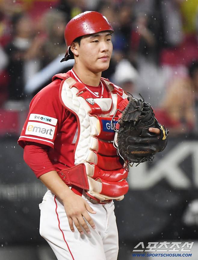 2일 광주 기아챔피언스필드에서 열린 SSG-KIA전. 3회말 무사 1루 김규성 타석. SSG 포수 이율예가 1루 견제구를 던졌지만 크게 빗나갔다. 아쉬워하는 이율예. 광주=정재근 기자 cjg@sportschosun.com/2025.10.2/