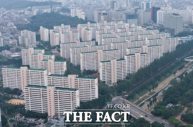 김윤덕 국토교통부 장관은 지난달 29일 세종에서 열린 기자간담회에서 향후 부동산 대책 발표 관련 "단발 대응보다는 종합 대책으로 발표할 것"이라고 말했다. /더팩트 DB