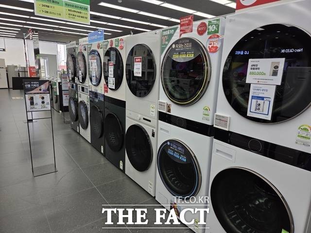 2일 서울 시내 한 가전양판점 매장에 삼성전자와 LG전자의 건조기, 세탁기 제품이 진열돼 있다. /우지수 기자