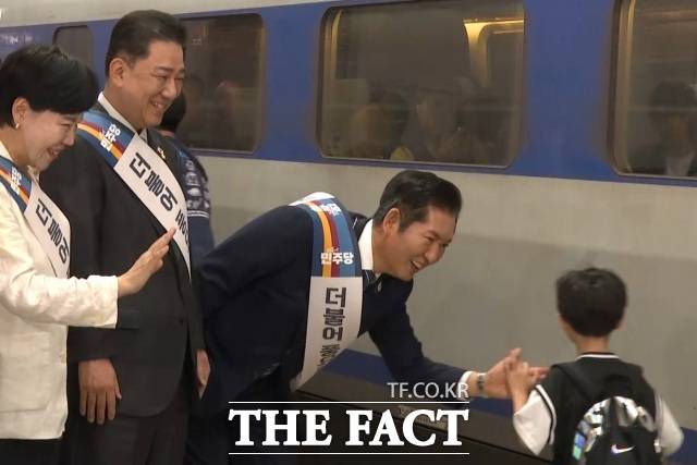 정청래 더불어민주당 대표 및 지도부가 2일 오전 용산역을 찾아 귀성길에 나선 시민들에게 인사하고 있다. /용산=김민지 기자