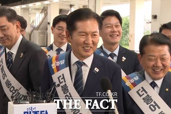 정청래 더불어민주당 대표가 2일 오전 서울 용산구 용산역에서 추석 귀성 인사를 전하고 있다. /용산=김민지 기자