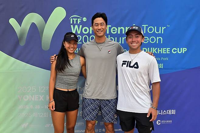 윤세나, 유다니엘 코치, 아브너 웡 (왼쪽부터)