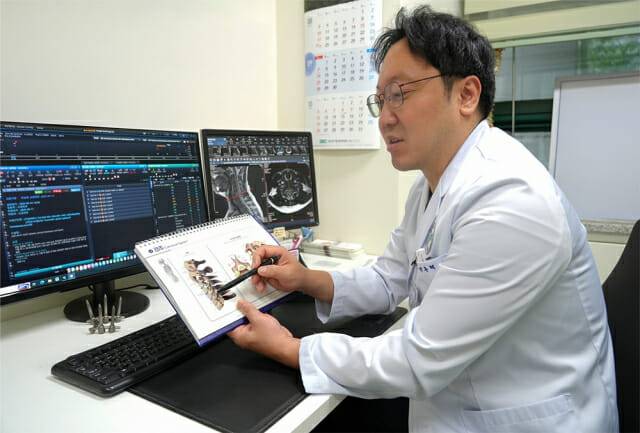 박종혁 과장이 환자에게 설명하고있다(제공=분당제생병원)