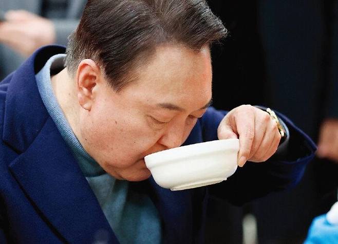 지난 2022년 당시 국민의힘 대선 후보였던 윤석열 전 대통령이 전북 군산시 군산공설시장에서 음식을 먹고 있는 모습. 연합뉴스