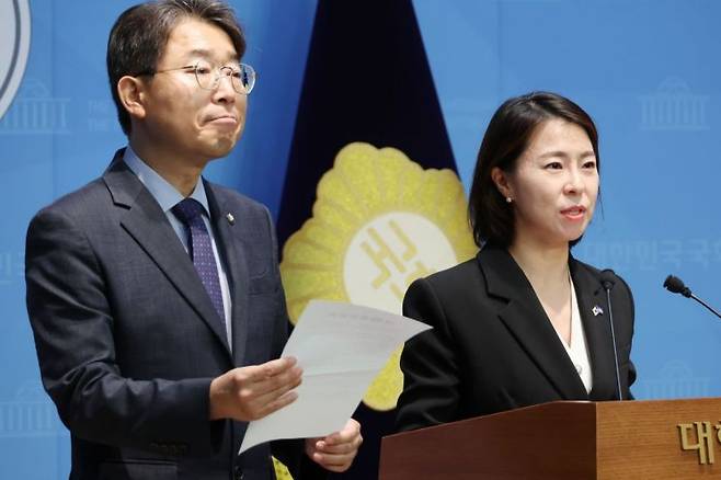 김한나 더불어민주당 서울시당 윤리심판위원이 2일 서울 여의도 국회 소통관에서 '종교단체 경선 동원' 의혹에 대한 진상조사 결과를 발표하고 있다. 연합뉴스