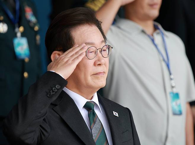 이재명 대통령이 1일 충남 계룡대에서 열린 건군 77주년 국군의 날 기념식에서 경례하고 있다. /뉴시스
