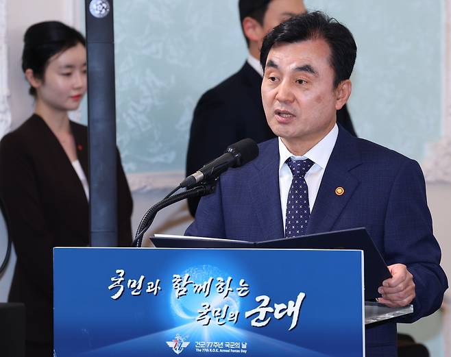 안규백 국방부 장관이 1일 충남 계룡대에서 열린 건군 77주년 국군의 날 기념 오찬에서 환영사를 하고 있다. /연합뉴스