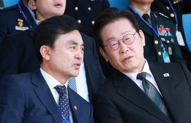 이재명 대통령이 1일 충남 계룡대 대연병장에서 열린 건군 77주년 국군의 날 기념행사에서 안규백 국방부 장관과 대화하고 있다. /연합뉴스