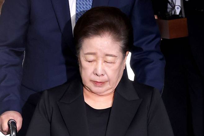 권성동 국민의힘 의원 등에게 금품을 전달하고 이권을 청탁한 혐의를 받는 한학자 통일교 총재가 지난달 22일 오후 서울 서초구 서울중앙지방법원에서 열린 구속 전 피의자심문(영장실질심사)에 출석하고 있다. /뉴스1