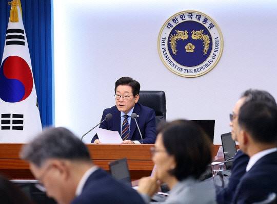 이재명 대통령이 2일 용산 대통령실에서 12차 수석·보좌관 회의를 주재하고 있다. 연합뉴스