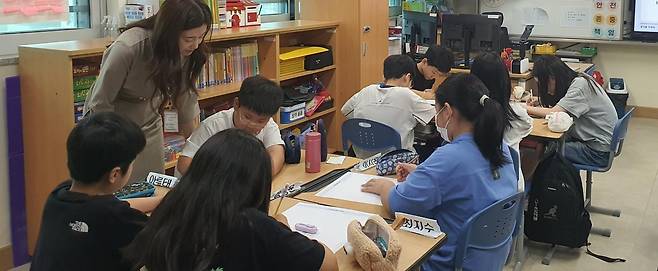 지난달 26일 서울 송파구 해누리초 5학년 5반 학생들이 마음키움 사회정서 교육 시간에 조별 활동을 하고 있다. 이날 학생들은 부정적 감정이 생각과 행동으로 이어지는 것을 인식하고 이를 긍정적인 생각과 행동으로 바꿔 보는 법을 배웠다. 강동송파교육지원청 제공