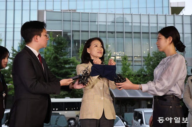이진숙 전 방송통신위원장이 2일 공직선거법 위반 등의 혐의로 경찰에 체포돼 서울 영등포경찰소로 압송되고 있다. 홍진환 기자