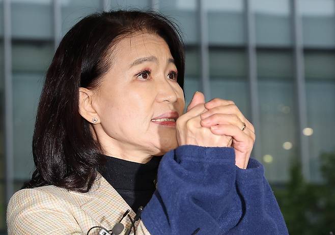 이진숙 전 방송통신위원장이 2일 오후 서울 영등포경찰서에서 입장을 밝히고 있다. 수갑을 찬 손목은 푸른색 천으로 가려져 있다. 뉴스1