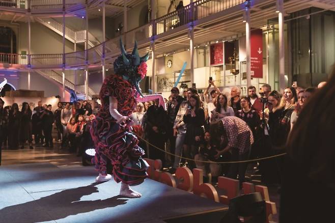 에든버러 과학 축제에서는 나이와 젠더, 배경에 관계없이 모두가 과학을 즐겁게 경험할 프로그램들을 만날 수 있다. 사진은 개관 시간이 끝난 밤 스코틀랜드 박물관 로비에서 성인만을 대상으로 한 과학 공연이 펼쳐지는 모습이다. 에든버러 과학축제 제공