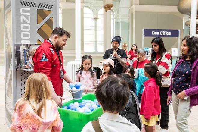 과학자들과 사회가 개개인의 과학자본을 쌓아줄 의무가 있다는 것은 영국 과학기술계 종사자들 사이에서 보편적으로 공유되는 가치다. 그래서 에든버러 과학축제 2025 자원봉사자들 중 다수가 지역의 과학기술 전공자나 관련 분야 대학생으로 구성됐다. 에든버러 과학축제 제공