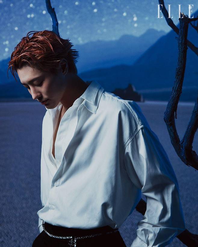 블루 드 샤넬 렉스클루시프, 60ml 26만2천원, 100ml 36만5천원, Chanel. 화이트 셔츠는 Labeless. 블랙 팬츠는 스타일리스트 소장품. 벨트처럼 착용한 네크리스는 Chanel.